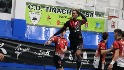 Uno de los poderosos saltos de un jugador del equipo local