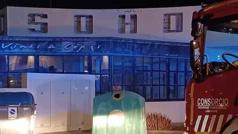 Camión de los bomberos junto al local afectado.