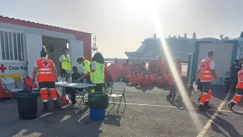 El personal de Cruz Roja atendiendo este domingo a los inmigrantes que iban llegando a Lanzarote.