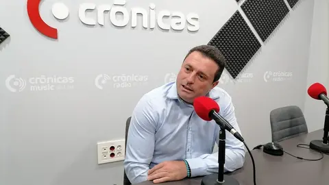 Óscar Noda en los estudios de Crónicas Radio.
