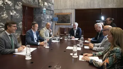 Reunión Gobierno-portavoces parlamentarios migración1