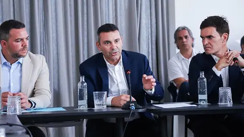 MESA DE DESTINO INTELIGENTE CON ALCALDES DE LA ISLA 2 (1)