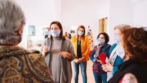 Astrid Pérez y María Jesús Tovar hablando con un grupo de vecinas en el Ayuntamiento durante la etapa del covid.