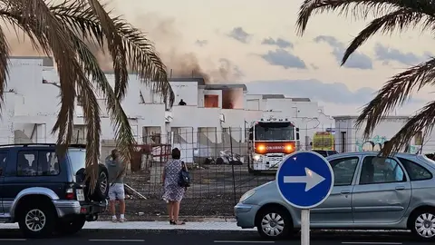 Los bomberos tuvieron que actuar de forma rápida para evitar que se propagara el fuego a otros inmuebles