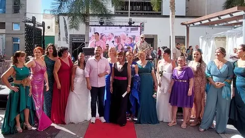 Participantes en la pasarela, junto al alcalde de Arrecife, y la presidenta de la Asociación Contra el Cáncer en Lanzarote