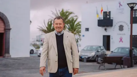 El portavoz del PP de Tinajo enfrente del Ayuntamiento