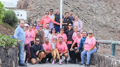 Momento del izado de la bandera nacional canaria
