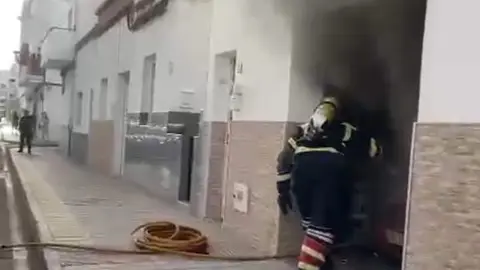 Momento del acceso de uno de los bomberos al interior del garaje.