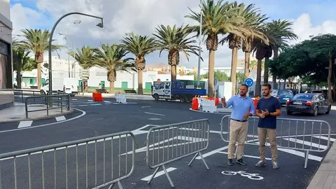Nueva zona de estacionamiento para bicicletas en el entorno de El Reducto y Manolo Millares. El alcalde de Arrecife junto al concejal de Transportes y Movilidad 