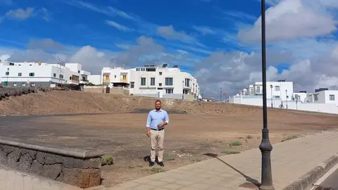 El alcalde de Arrecife, Yonathan de León, en la parcela donde se construirás las nuevas instalaciones deportivas en el barrio de San Francisco Javier
