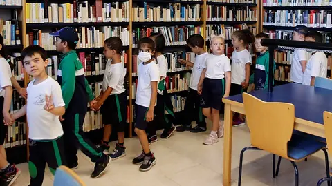 Niños de Tías en una biblioteca del municipio