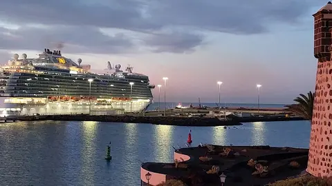 El gigantesco Sky Princess hoy atracado en el Muelle de Cruceros de Arrecife
