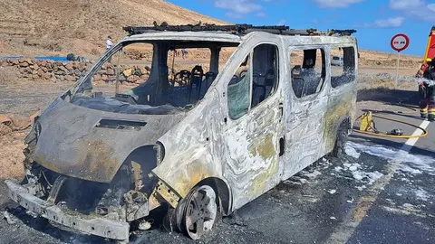 Furgoneta totalmente calcinada.