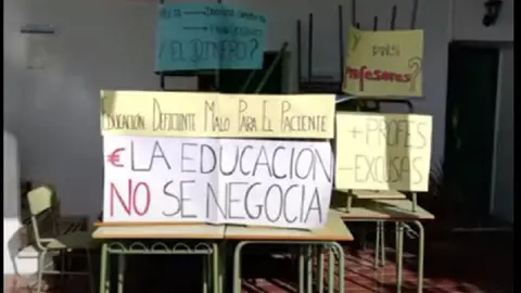 Carteles de una protesta similar en 2020. 