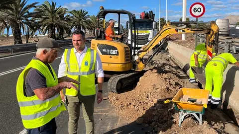 Jacobo Medina en la obra de canalización