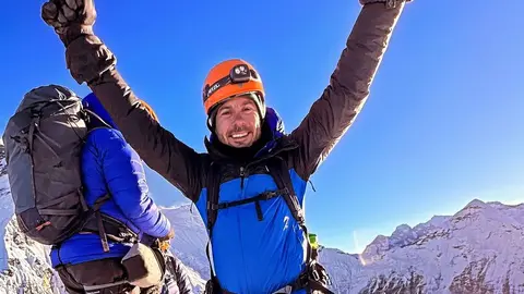 Joel Delgado, enormemente satisfecho tras llegar a la cumbre.