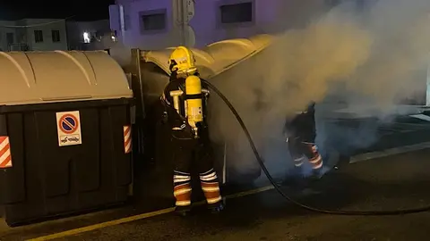 Actuación de los bomberos para extinguir el fuego.