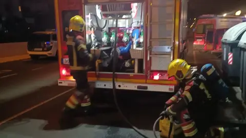 Momento de la actuación de los bomberos en Puerto del Carmen