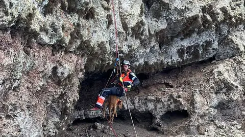 Imagen del peligroso ascenso del podenco