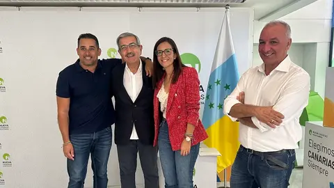 Román Rodríguez y Luis Campos con los representantes del partido en Lanzarote.