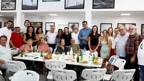 Foto de familia de parte de los asistentes con Torres entre ellos.