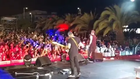 Imagen del concierto de OBK, Jordi Sánchez, cuando el cantante hizo botar a miles de personas pasadas la una de la madrugada