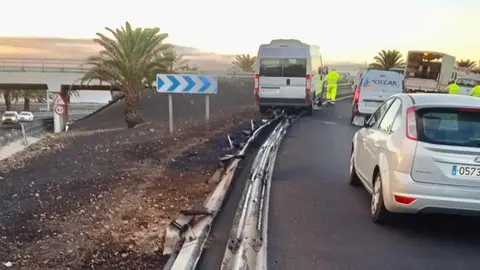 Operarios intentado retirar la micro guagua accidentanda.