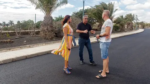 Olivia Duque y Eugenio Robayna en una de las calles asfaltadas.