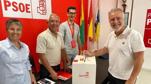 Ángel Víctor Torres votando este sábado en la sede de su partido