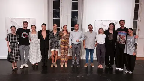 Yonathan de León y Echedey Eugenio con los componentes de la obra