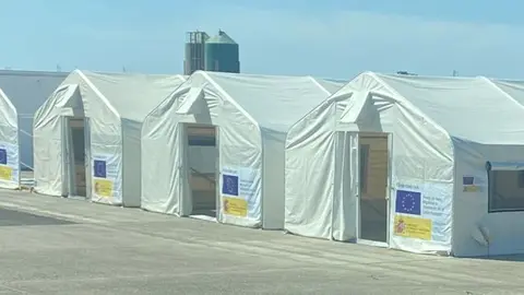 Imagen de las carpas que se montaron en Montaña Mina en pleno repunte de llegada de pateras a Lanzarote.