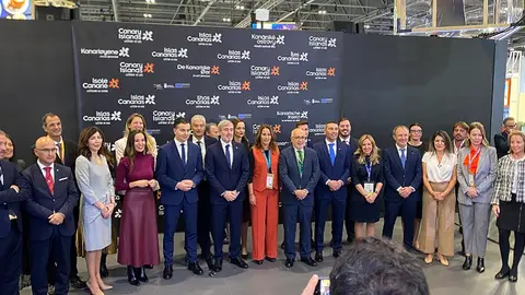José Juan Cruz junto al ministro de Turismo, el presidente del Gobierno de Canarias, el presidente del Cabildo de Lanzarote y otras personalidades en la World Travel Market.