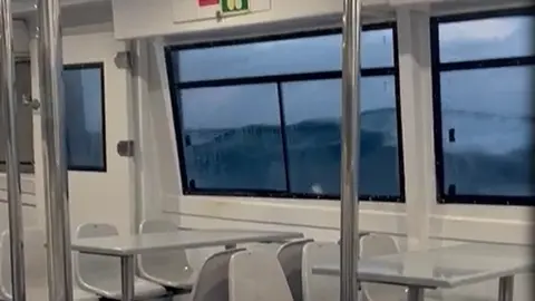 Imagen del visible oleaje provocado por las condiciones metereológicas adversas.