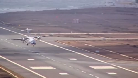 Imagen del avión realizando las maniobras para aterrizar pese a las dificultades atmosféricas.