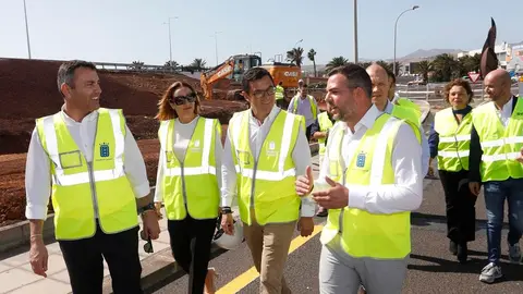 La comitiva visitando las obras del nuevo acceso a Playa Honda.