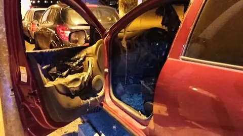 Incendio provocado en el interior de un coche en Arrecife.