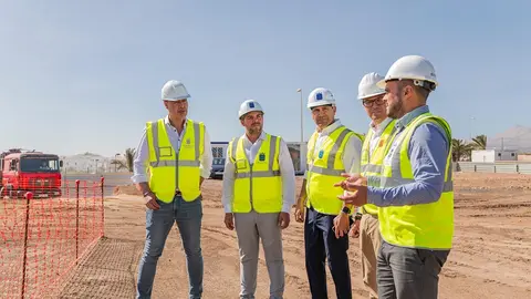 Momento de la visita a las obras de las viviendas sociales en Maneje. El alcalde de Arrecife explica la gestión municipal para lograr la cesión del suelo 