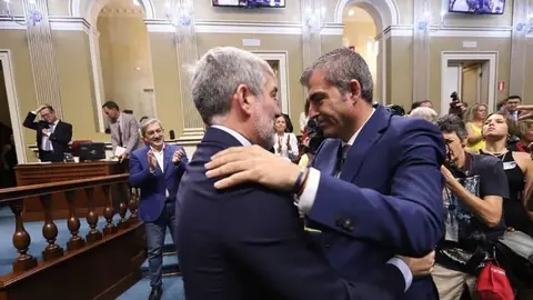 Momento del abrazo entre Fernando Clavijo y Manuel Domínguez tras la investidura del nacionalista