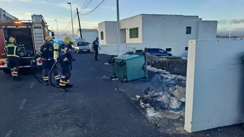 Momento de la actuación de los bomberos