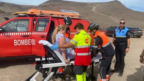 Bomberos del Consorcio durante el traslado de la mujer afectada.