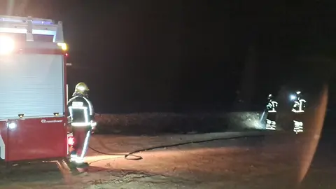 Actuación de los bomberos sofocando el fuego localizado en Teguise.