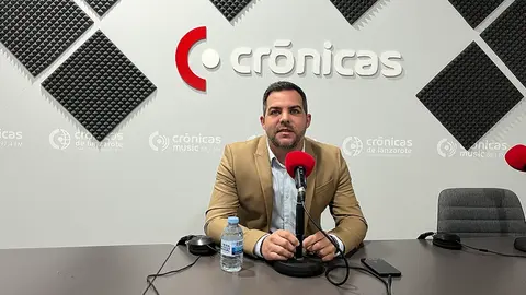 Jacobo Medina en los estudios de Crónicas Radio.