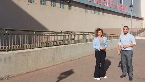 El alcalde de Arrecife, Yonathan de León, y la concejal de Deportes, Eli Merino, en los exteriores del Pabellón de Argana que no tiene licencia de apertura y lleva años cerrrado 