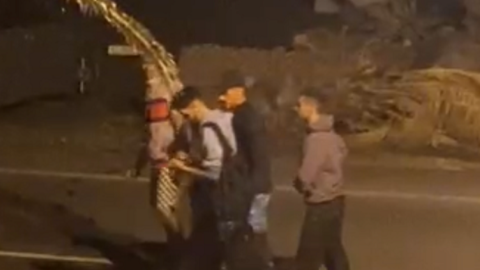 Inmigrantes llegados a Punta Mujeres deambulando por el pueblo.