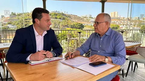 Óscar Noda con Casimiro Curbelo.