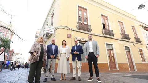 Astrid Pérez junto al edificio a rehabilitar.