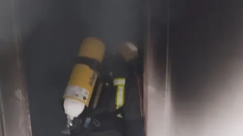 Bomberos durante la actuación.