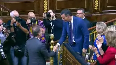 Momento del saludo entre Pedro Sánchez y Alberto Núñez Feijoo este jueves. 