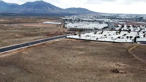 Imagen aérea de Playa Blanca en el que se ve al fondo el plan parcial Costa Roja.