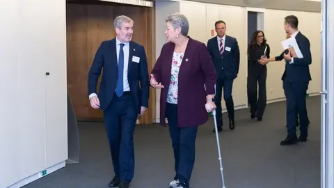 La comisaria europea de Asuntos de Interior, Ylva Johansson, con el presidente del Gobierno de Canarias, Fernando Clavijo.